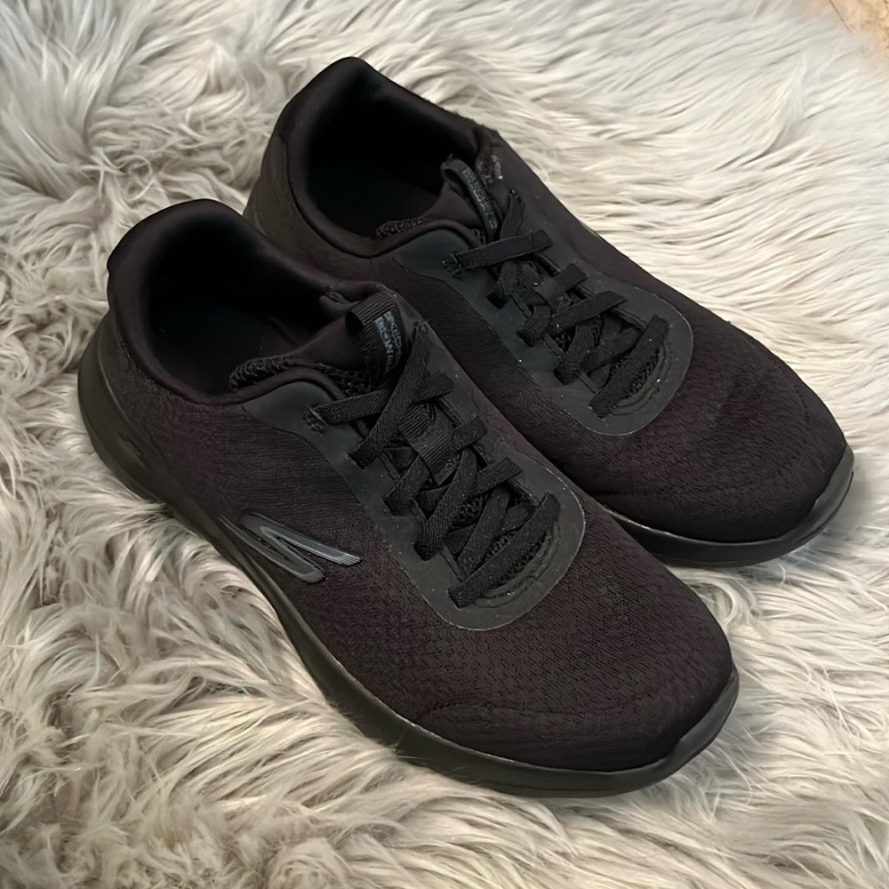 Sketchers go walk slip on sneakers size 6.5